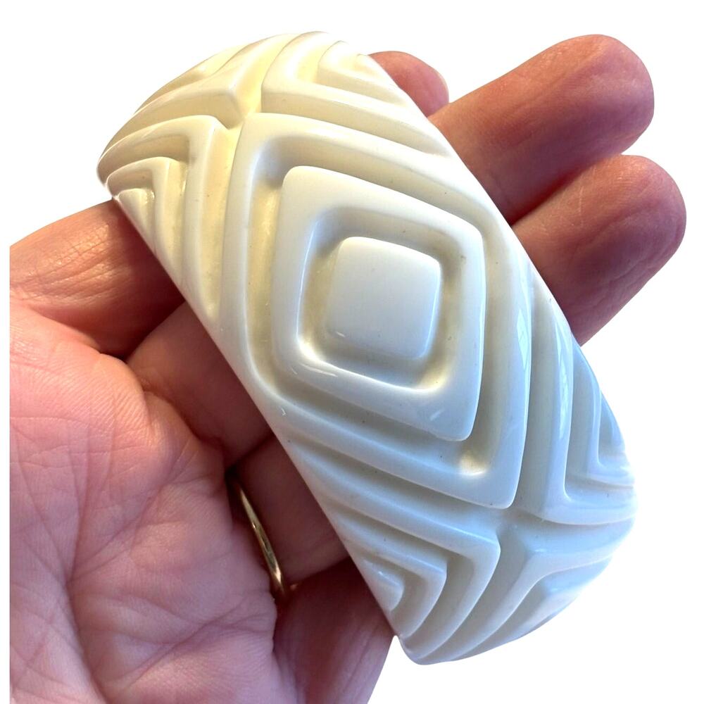 Chunky carved creamy white wide plastic bangle bracelet classic 1980's fashion